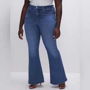 GOOD AMERICAN PLUS Flare Jeans